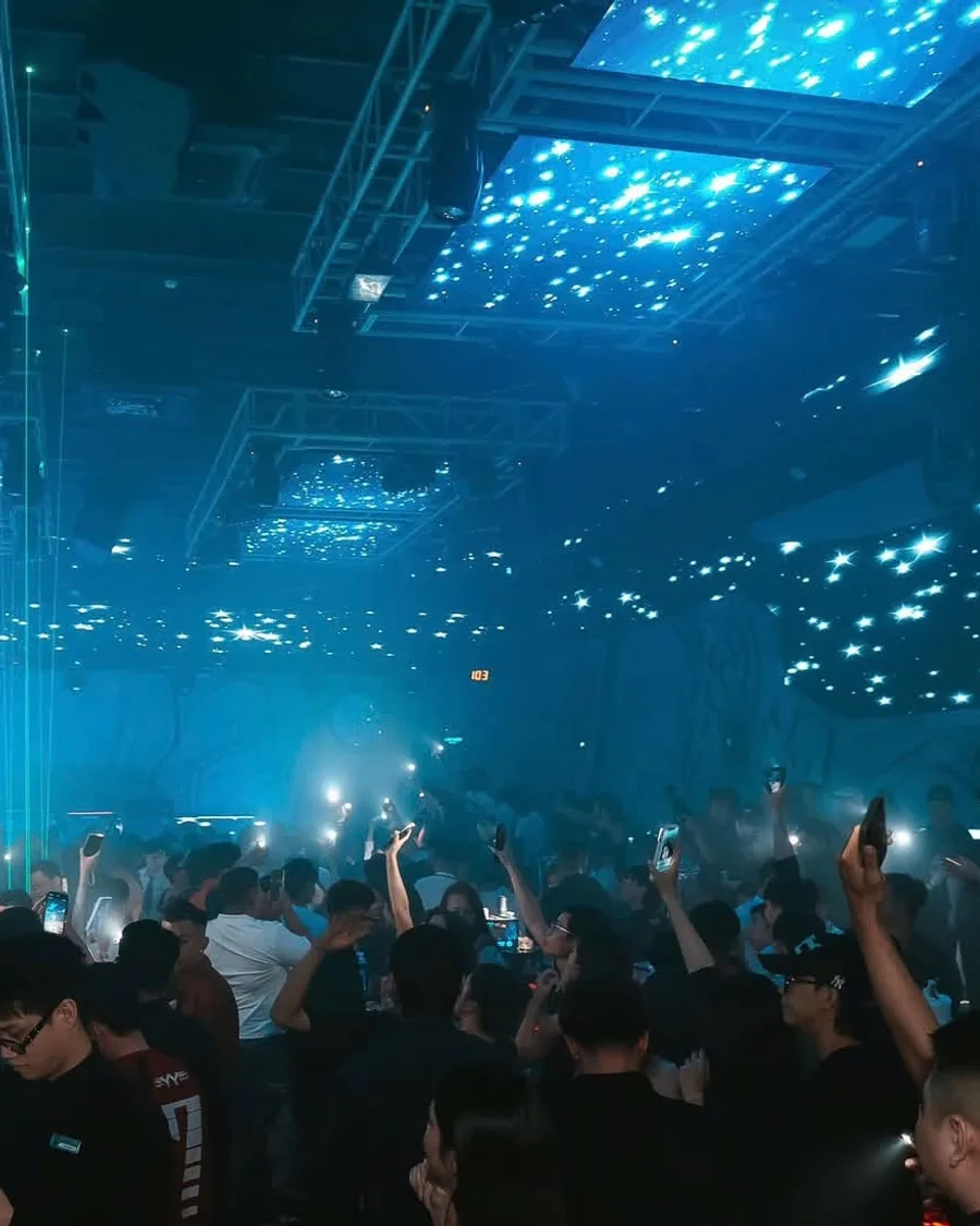 Busan Club — Lặn vào đêm — nổi hết mình