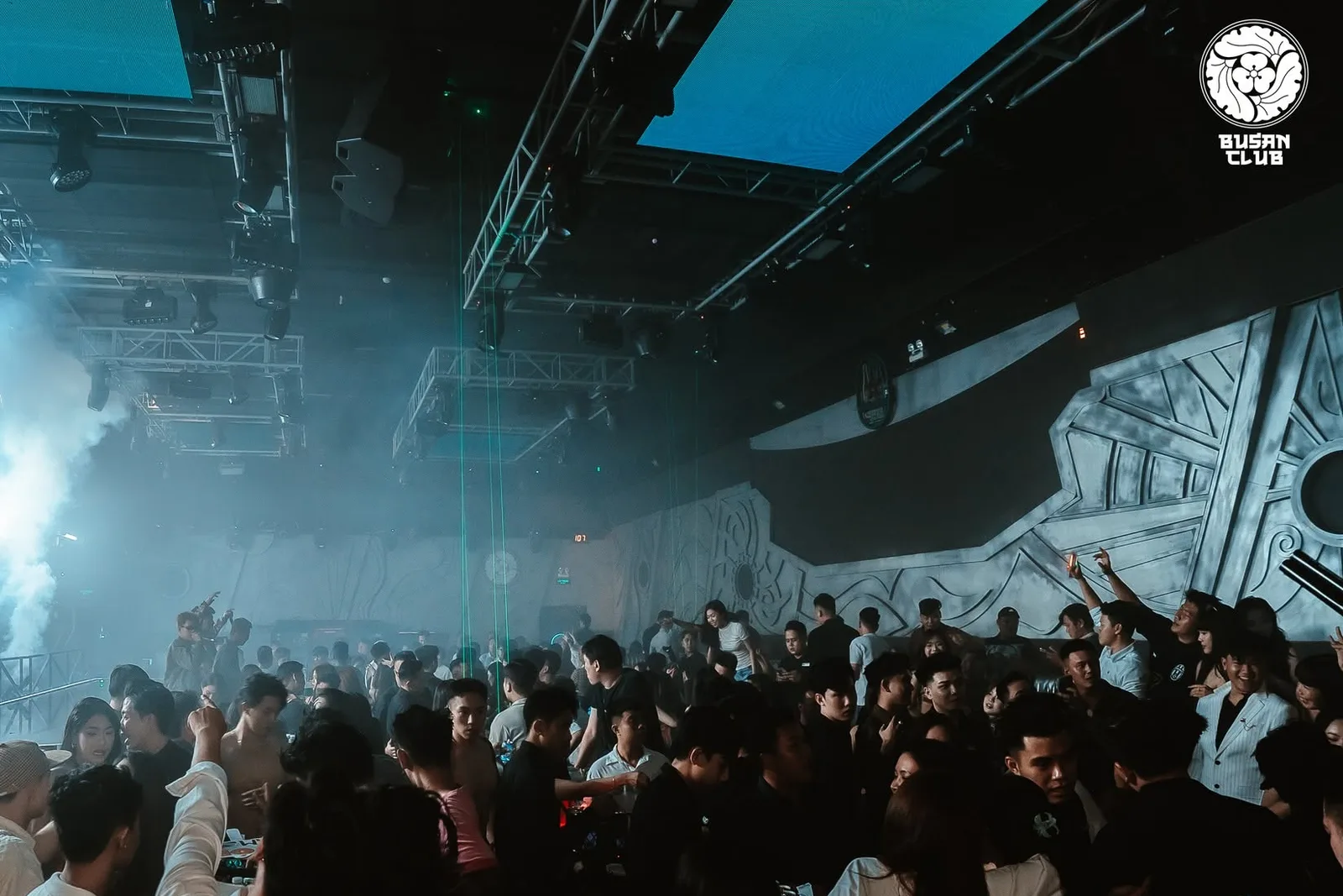 Busan Club Cần Thơ — tường phù điêu chạm khắc quanh sàn nhảy
