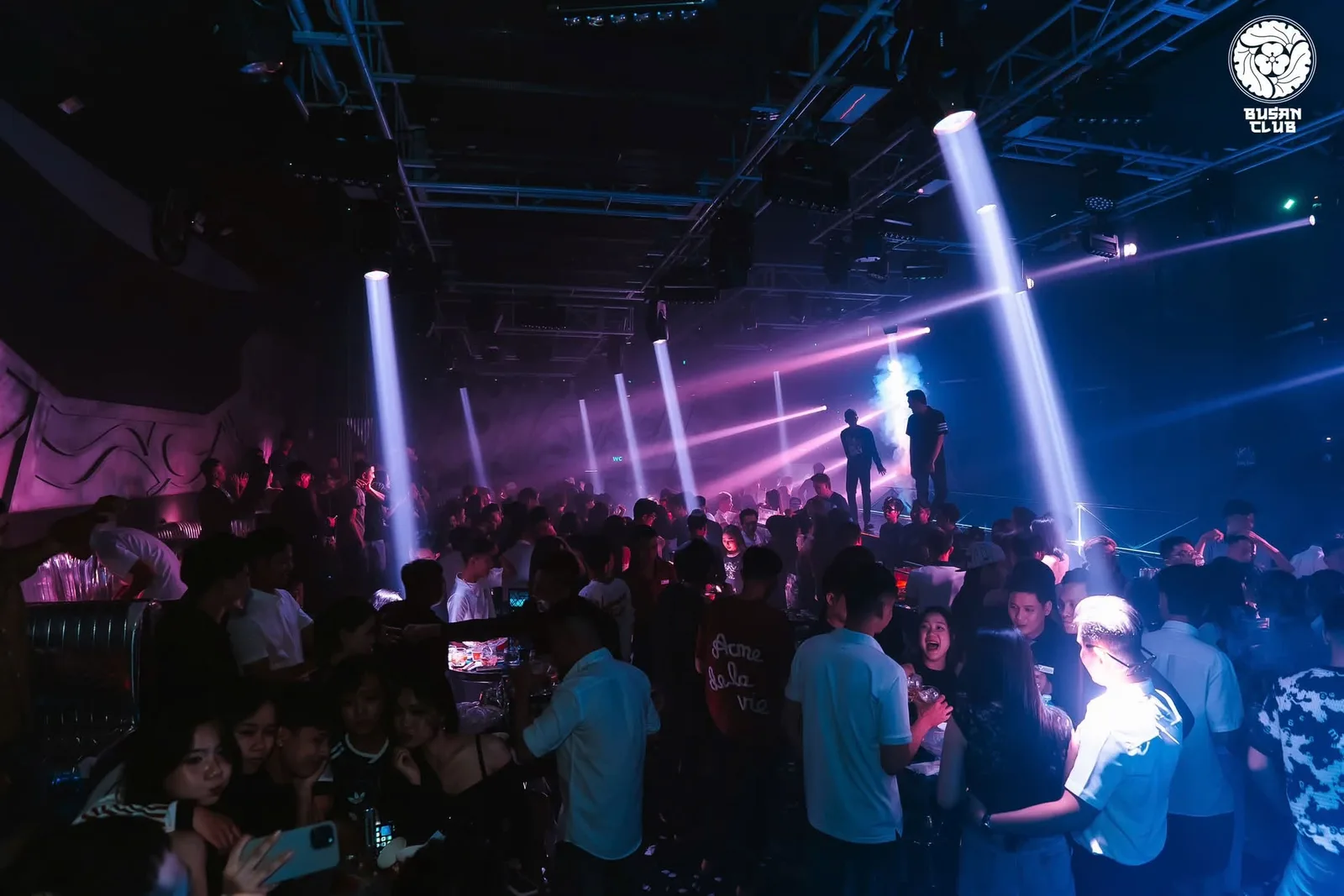 Busan Club Cần Thơ — dàn đèn beam quét dọc phòng nhảy