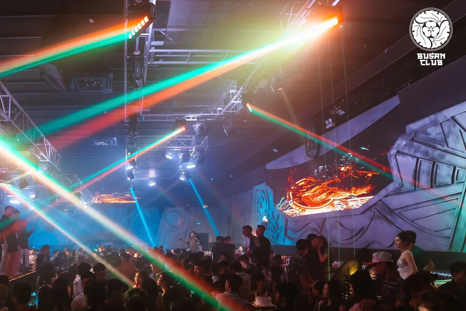 Busan Club Cần Thơ — toàn cảnh phòng nhảy với dàn laser đa sắc
