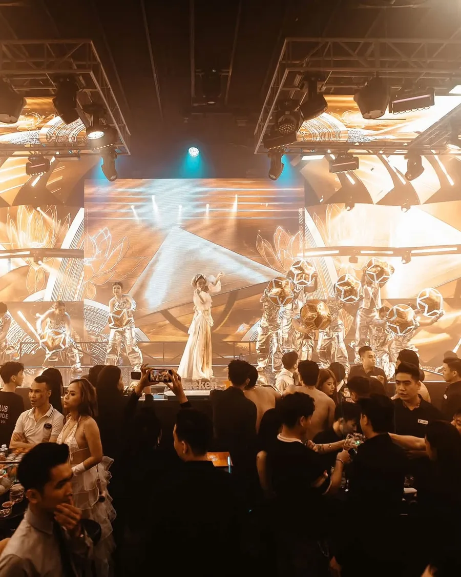 Busan Club — Không gian